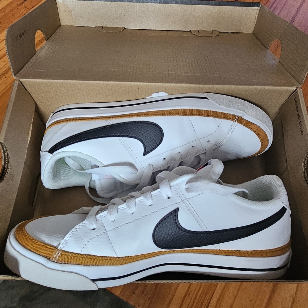 Nike Men's White and Black Sneakers